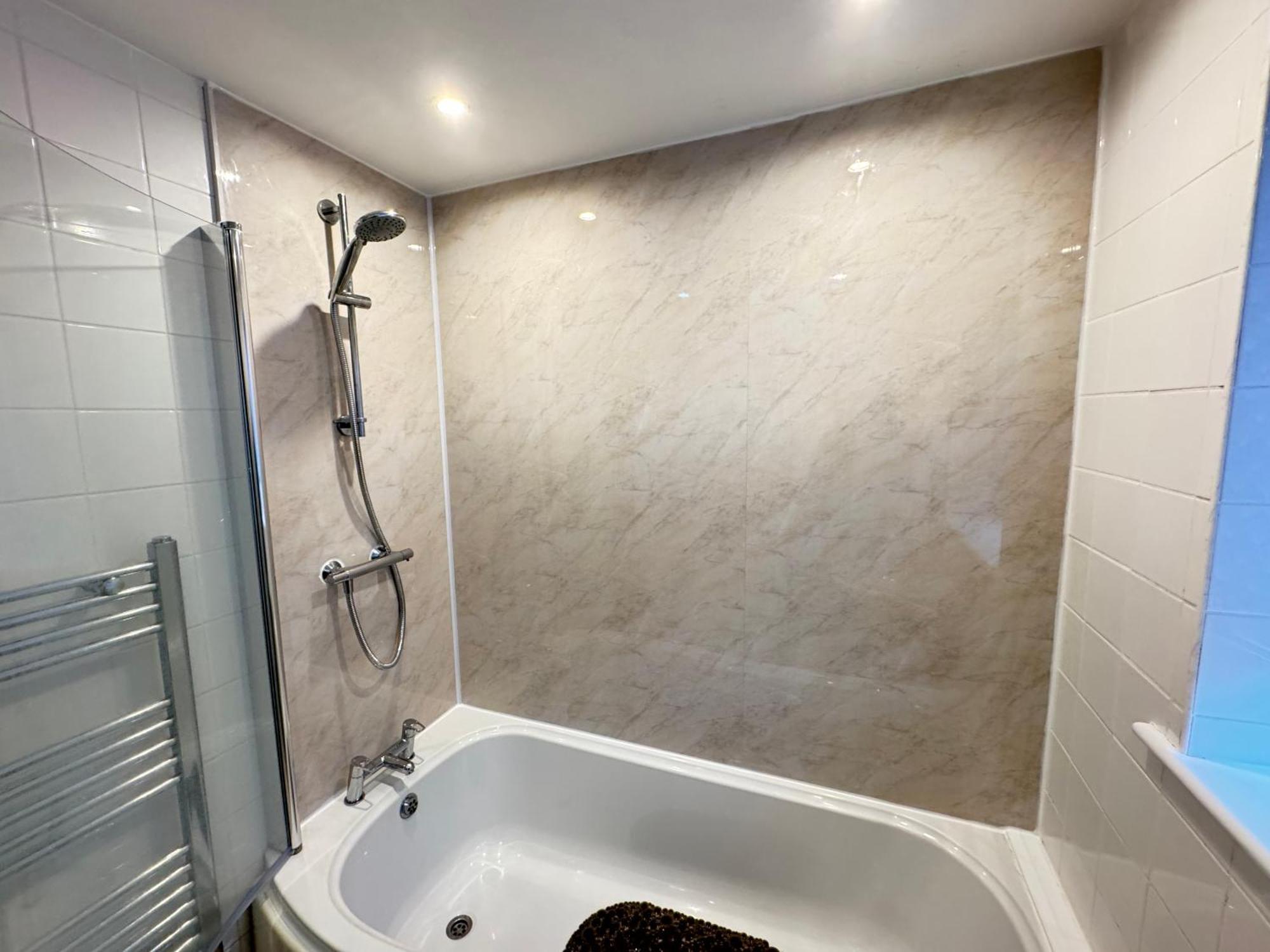 The Vogue Stay, 3 Bedrooms, 2 Bathrooms, Ideal For Jr & Oxford Hospitals, Free Carpark, Conveniently Located For Ring Road Access, 2 Miles From Oxford City Centre Easy Car & Bus Route מראה חיצוני תמונה