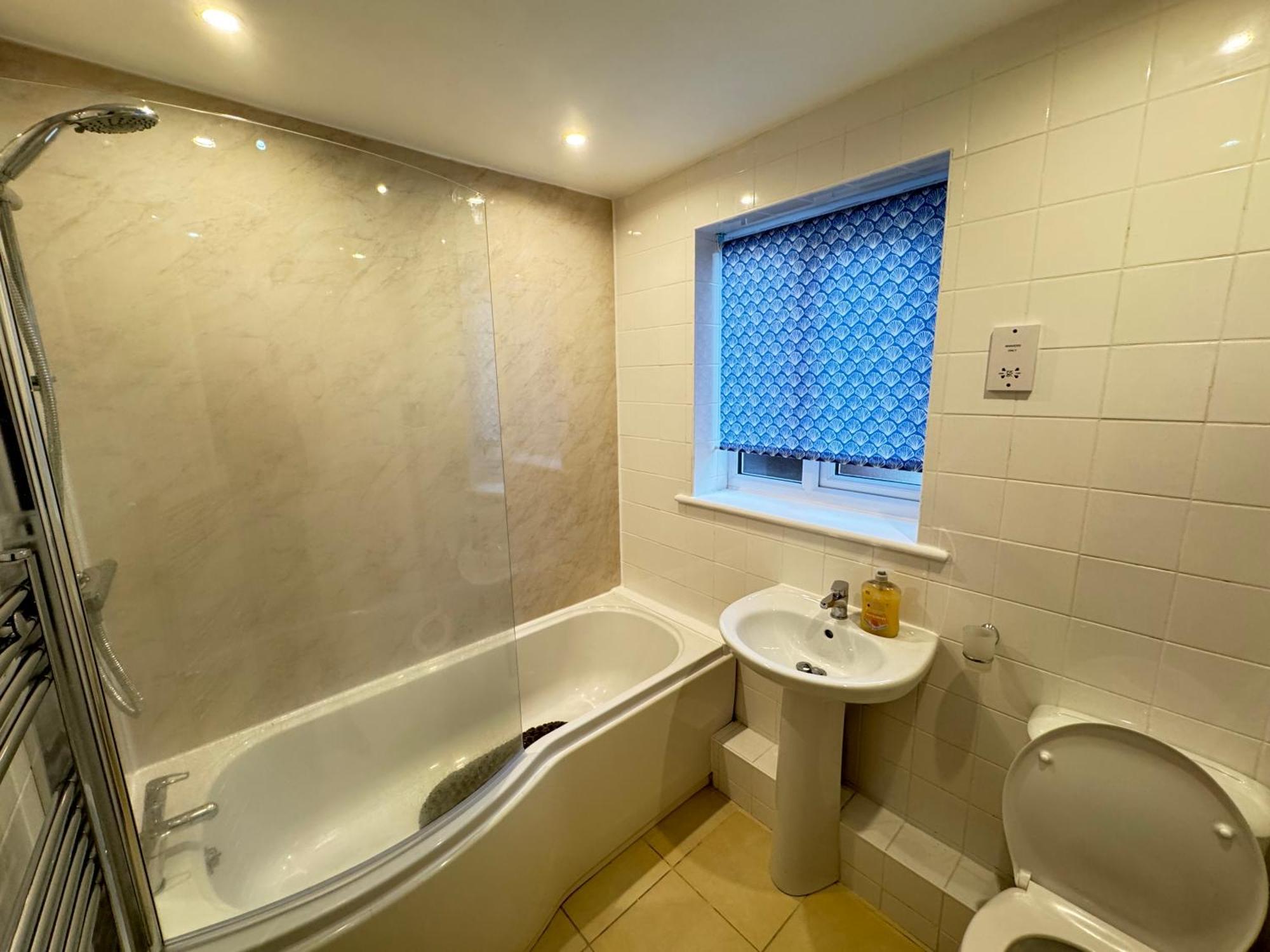 The Vogue Stay, 3 Bedrooms, 2 Bathrooms, Ideal For Jr & Oxford Hospitals, Free Carpark, Conveniently Located For Ring Road Access, 2 Miles From Oxford City Centre Easy Car & Bus Route מראה חיצוני תמונה