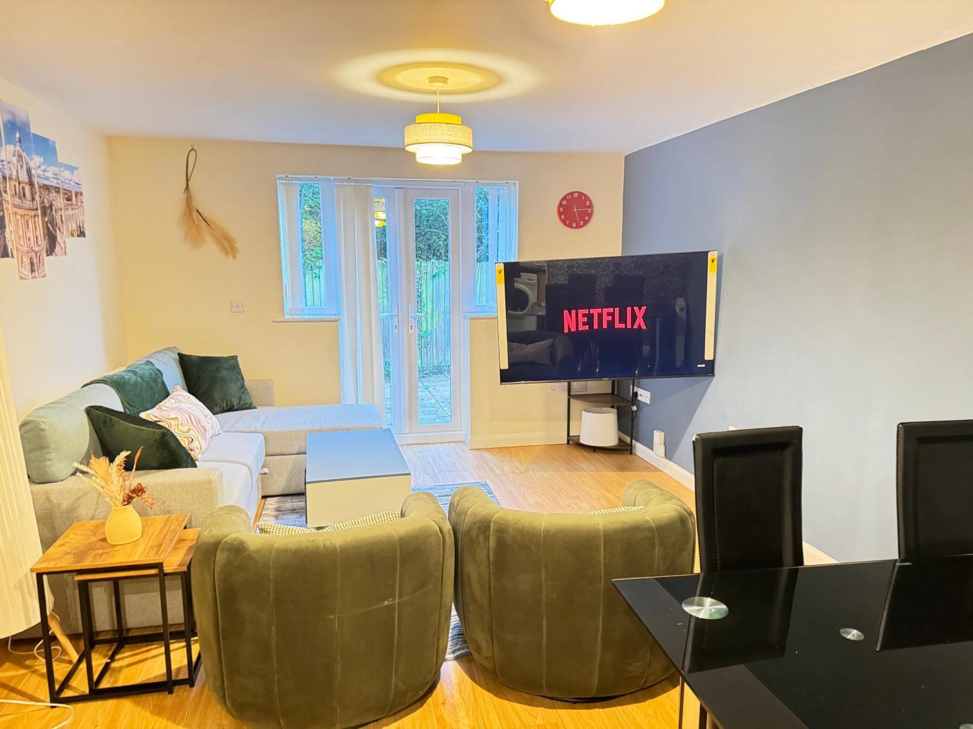 The Vogue Stay, 3 Bedrooms, 2 Bathrooms, Ideal For Jr & Oxford Hospitals, Free Carpark, Conveniently Located For Ring Road Access, 2 Miles From Oxford City Centre Easy Car & Bus Route מראה חיצוני תמונה